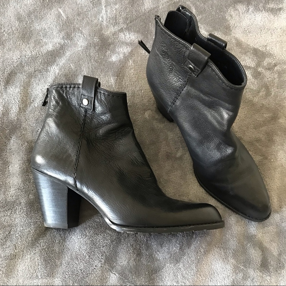 STUART WEITZMAN bootie w/ heel